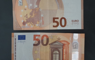 Bild zeigt zwei 50 Euro Geldscheine.