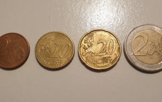 Bild zeigt 4 Euro-Münzen in einer Reihe: je eine 2-Cent-, 10-Cent,- 20-Cent- und 2 Euro-Münze.